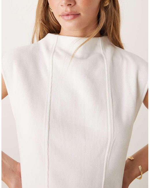 Top Senza Maniche Morbido Al Tatto Inverno Con Peplo, Scollo A Barchetta E Cuciture A Vista di ASOS in White