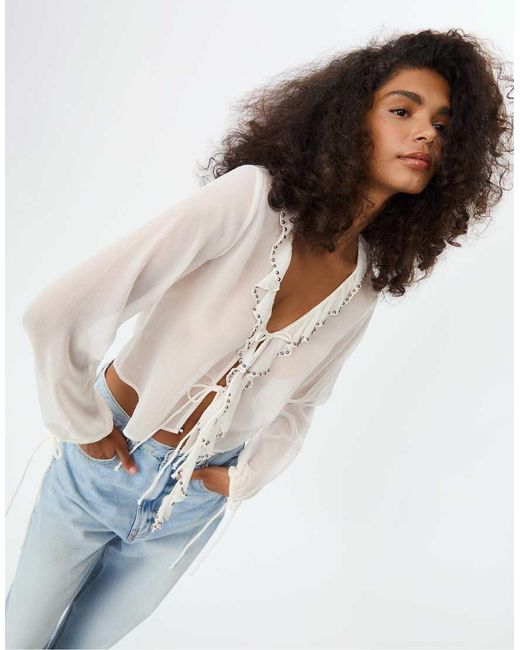 Blusa Color Vaniglia Con Volant E Ricamo Con Perline di Stradivarius in White