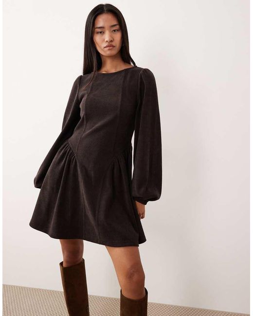 Vestido Corto Marrón De Manga Larga De Estilo Blusón Con Detalle En La Cintura De Pana De ASOS de color Black