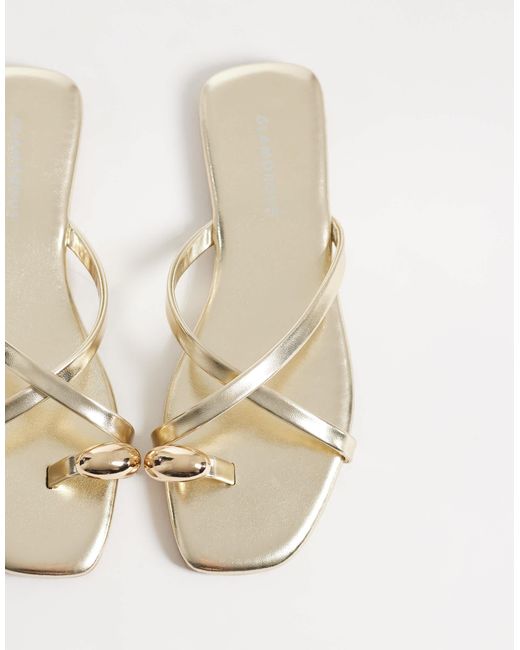 Glamorous White Flat Sandals With Toe Ring