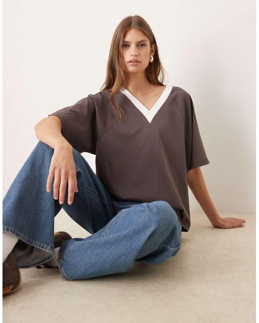 Top Con Cuello De Pico Y Ribetes Color Crema De ASOS de color Gray
