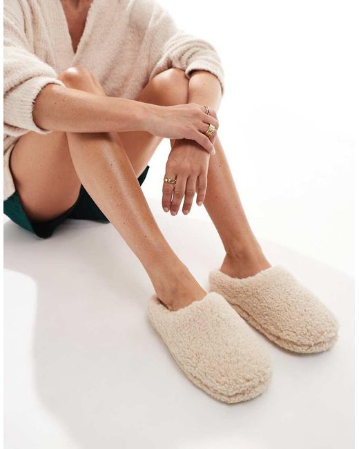 Pantuflas Estilo Mules De Borreguito Suave De - Neutro Loungeable de color Natural