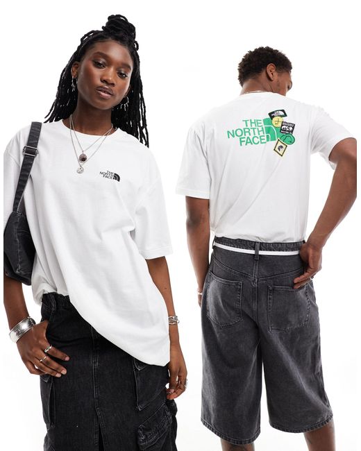 Exclusivité asos - - expedition - t-shirt oversize à autocollants imprimés au dos The North Face en coloris White