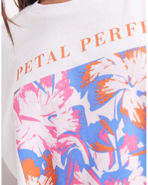 T-Shirt Oversize Bianca Con Grafica Di Petali di ONLY in White