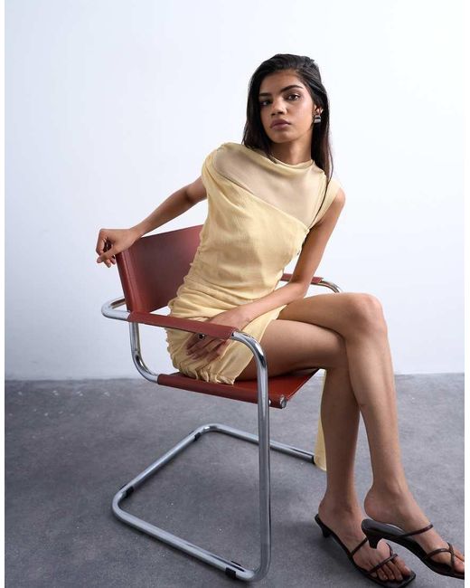 Vestido Corto Amarillo Pastel Asimétrico Con Cuello Subido Y Detalle Colgante De Chifón De TOPSHOP de color White