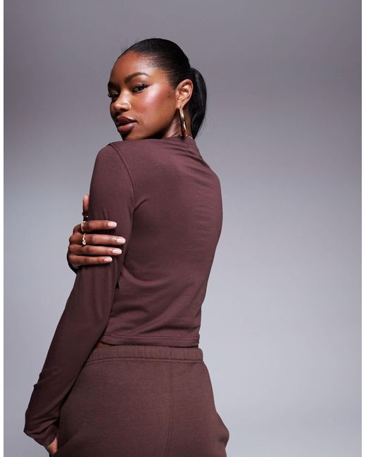 T-shirt crop top d'ensemble riche en coton à manches longues et broderie logo - chocolat Kaiia en coloris Purple