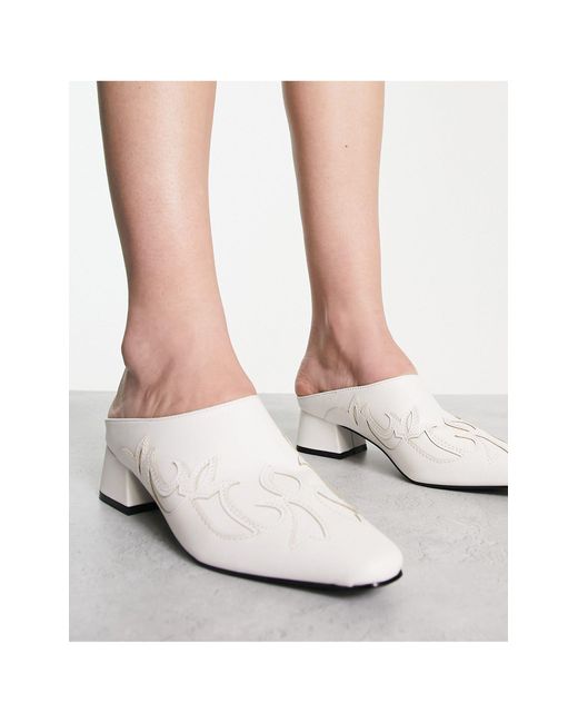 Zapatos blancos destalonados con diseño wéstern brina Raid de color White