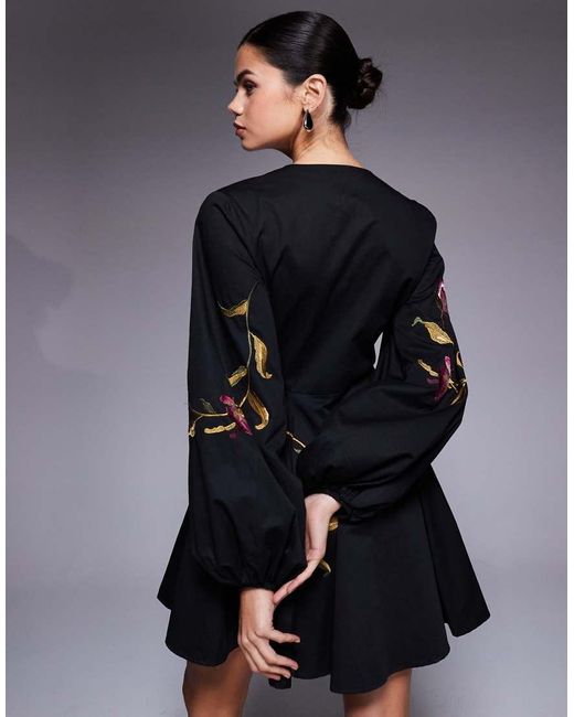 Vestito Corto Con Cut-Out Con Ricamo A Fiori di ASOS in Black