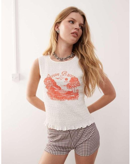 Camiseta Blanca Fruncida De Corte Amplio Sin Mangas Con Bordes Ondulados Y Estampado Naranja En Contraste "Ocean Breeze" De Monki de color White