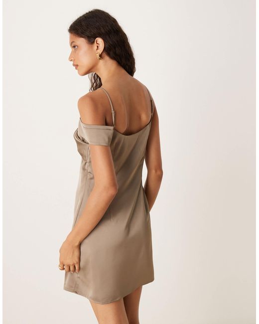 Robe courte à col bénitier asymétrique - moka Six Stories en coloris Natural