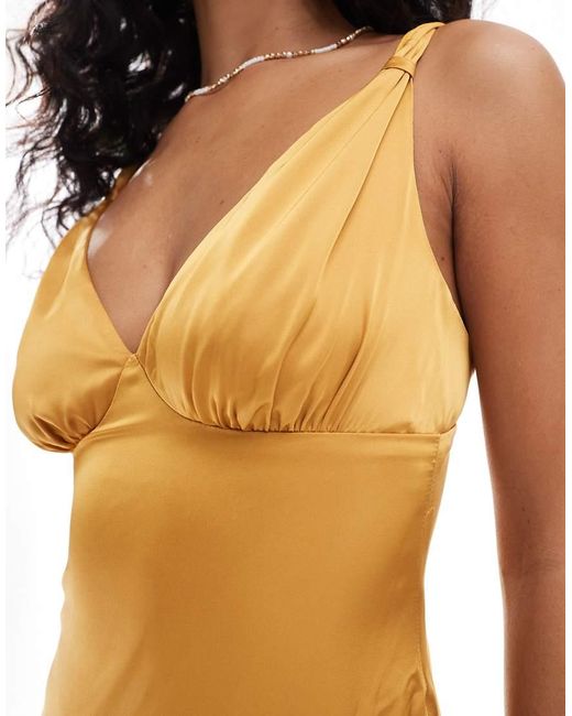 Vestido Largo Amarillo Con Paneles En La Falda De Satén De TFNC London de color Metallic