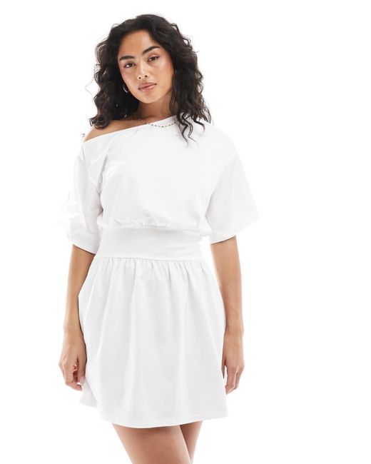 Vestito T-Shirt Corto Svasato Bianco Con Scollo A Barchetta di ASOS in White