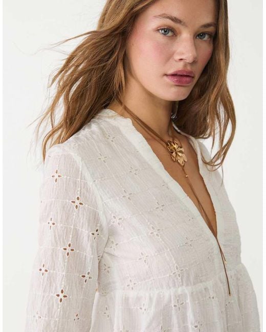Stradivarius Mini-Jurk Met Borduursels in het White