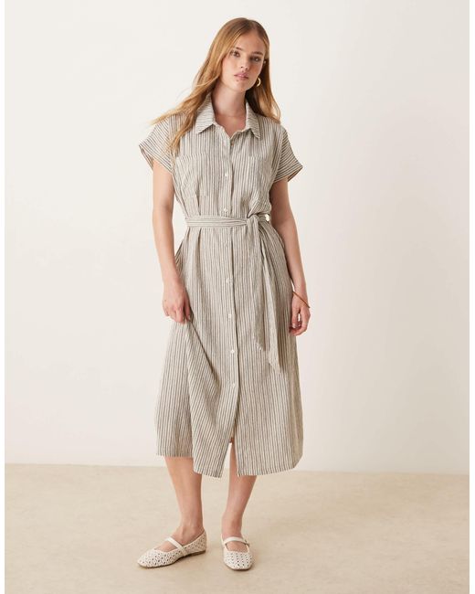 Robe chemise mi-longue à fines rayures nouée à la taille - noir et Jdy en coloris Natural