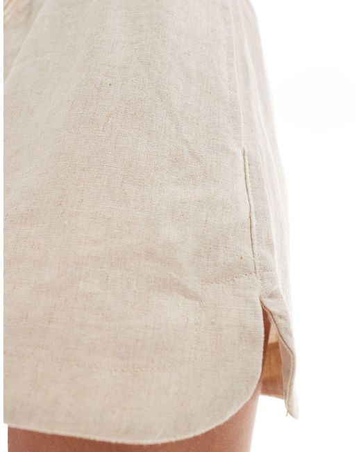 Petite - pantaloncini effetto lino tonalità naturale di Stradivarius in White