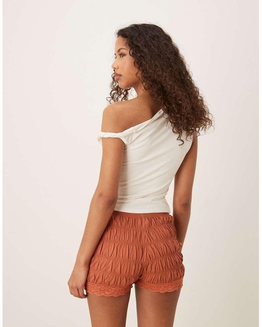 ASOS Gesmokte Hotpant Met Dubbele Lag En Kanten Rand in het Natural