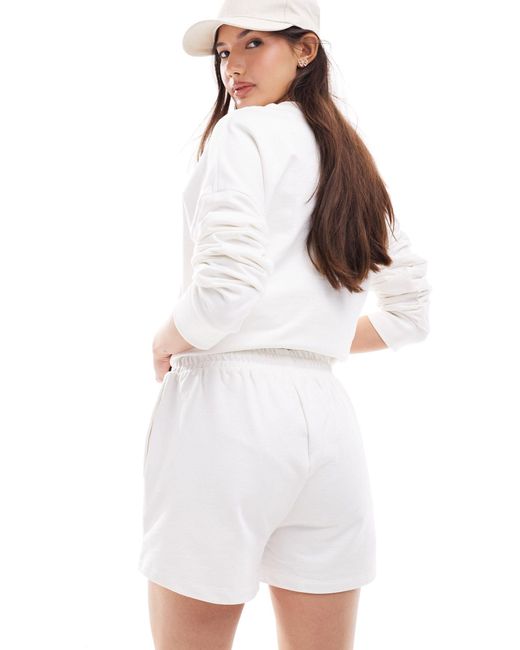 Pantaloncini della tuta bianchi con scritta hamptons di Miss Selfridge in White