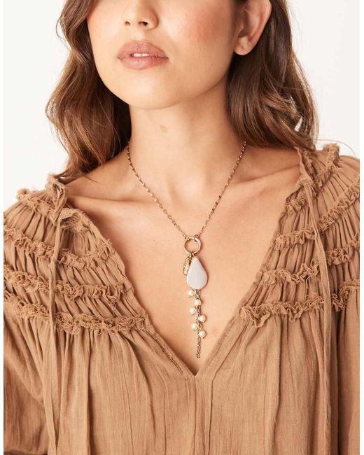 Collar Con Varios Colgantes De Charms De ASOS de color Brown