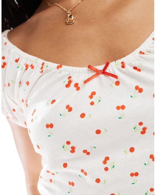 ASOS White – mix & match – pyjama-t-shirt mit kirschen-print und rüschensaum