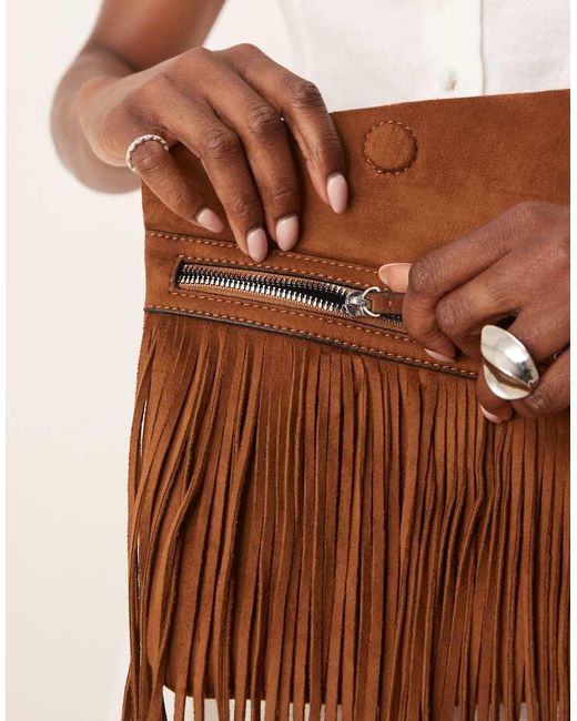 Clutch Con Tachuelas Y Flecos De Antelina De -Marrón ASOS de color Brown