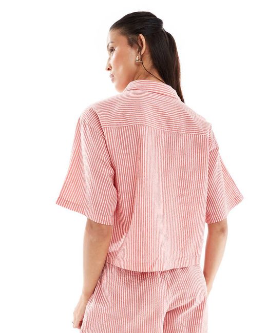 Camicia Taglio Corto Oversize Rossa A Righe di JJXX in Pink