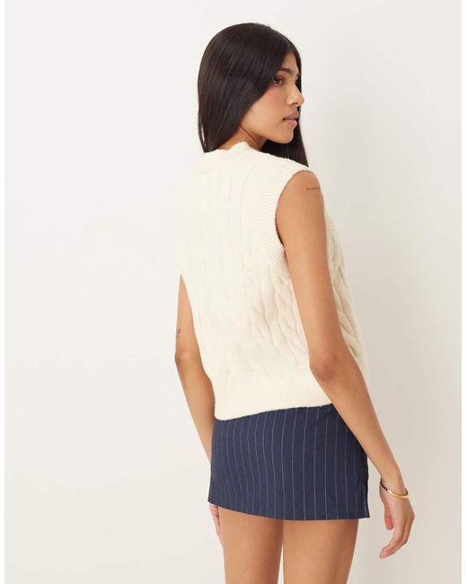 Maglione Senza Maniche Lavorato A Trecce Écru Con Scollo A V Alto di ASOS in Natural