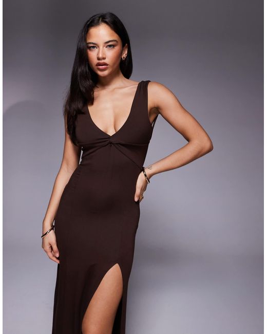 Robe longue et sans manches à décolleté plongeant avec fronces à l'arrière et détail enveloppant - chocolat ASOS en coloris Purple