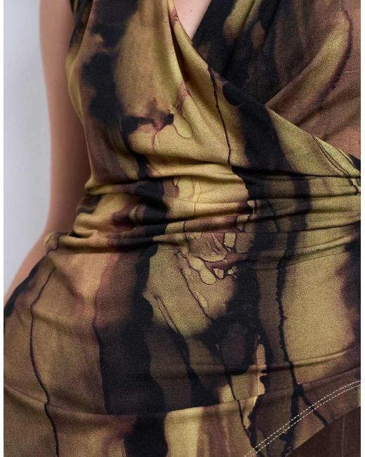Top Asimmetrico A Portafoglio Con Stampa Astratta di TOPSHOP in Brown