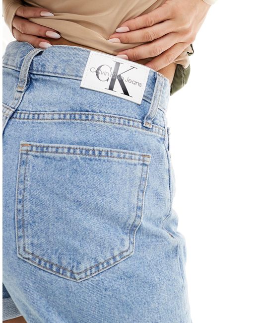 Pantalones cortos vaqueros mom con lavado medio Calvin Klein de color Blue