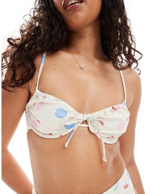 Top Bikini Allacciato Sul Davanti Con Ferretto E Stampa Di Conchiglie di Pieces in White