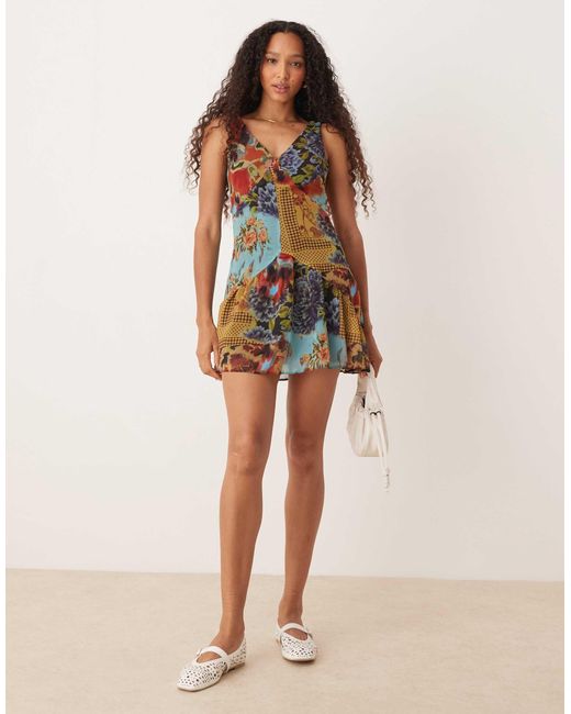 ASOS Multicolor – minikleid mit v-ausschnitt, tiefer taille und patchwork-muster