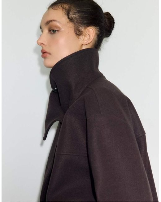 Giacca Accollata Morbida Al Tatto Incrociata di Stradivarius in Black