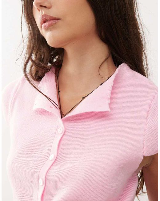 Top Rosa Chicle Abotonado De Canalé De Collusion de color Pink