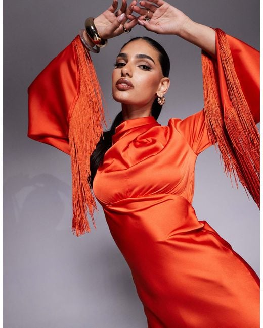 Robe longue coupée en biais en satin avec col drapé et manches frangées ASOS en coloris Orange
