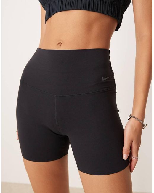 Pantalones Cortos De 5" Negros De Talle Alto De Tejido Suave Dri-Fit Zenvy De Nike de color Natural