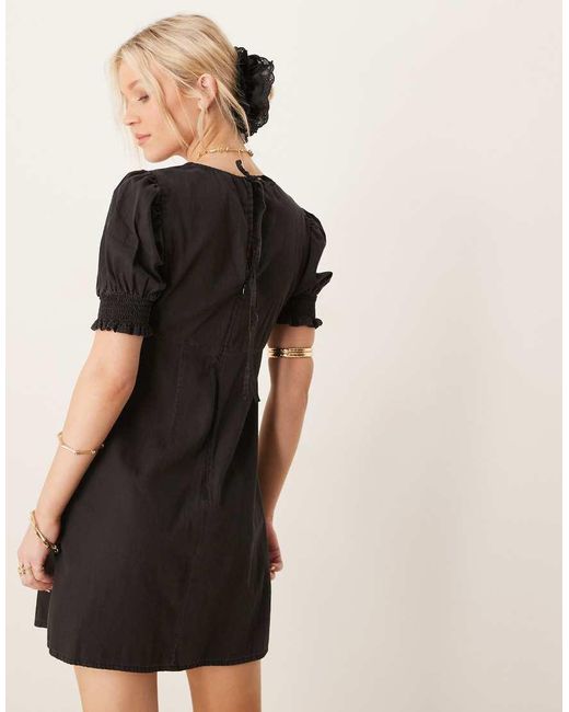 Vestido Vaquero Corto Lavado Con Mangas Abullonadas Y Detalle De Volantes De Denim Suave De ASOS de color Black