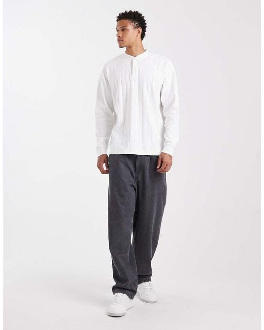Camiseta Blanca Extragrande De Manga Larga Con Cuello Panadero De Canalé Ancho De ASOS de hombre de color White