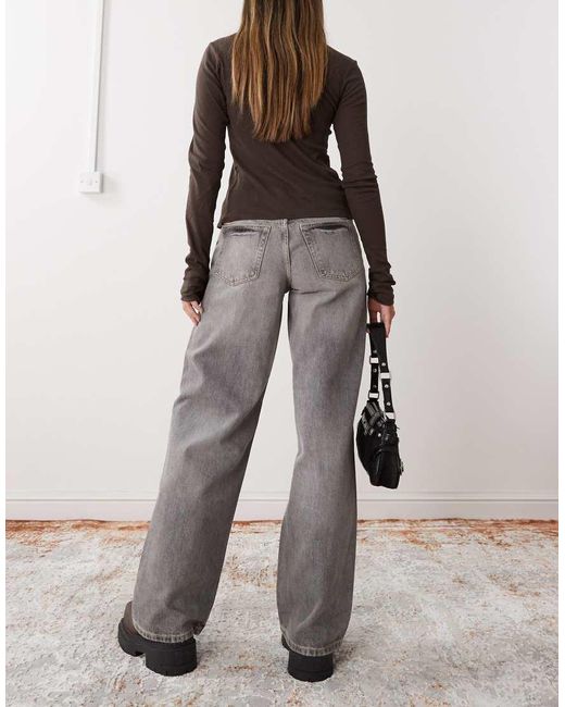 Vaqueros Holgados De Talle Bajo Con Lavado Ample De Weekday de color Gray