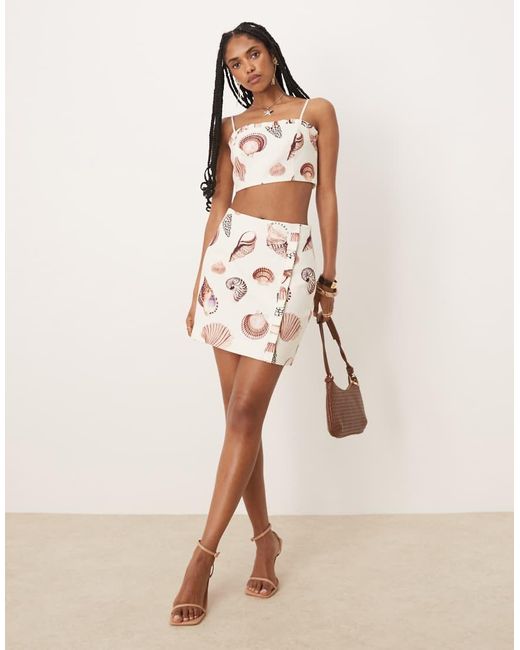 Top Beis Con Estampado De Conchas Y Escote Palabra De Honor De (Parte De Un Conjunto)-Blanco Forever New de color Natural