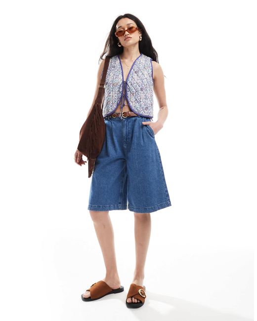 Veste sans manches matelassée avec imprimé fleuri et liens noués à l'avant ASOS en coloris Blue