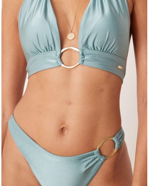 Tala Diepuitgesneden Bikinitopje Met Halternek En Gouden Ring in het Blue