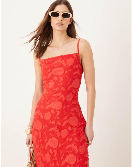 Vestido Lencero Largo Con Patrón De Jacquard Y Cuello Desbocado De Pretty Lavish de color Red