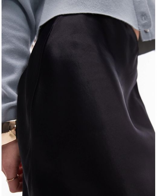 Jupe mi-longue effet satin coupée en biais TOPSHOP en coloris Black