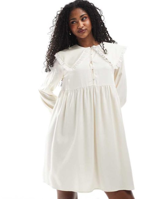 Vestido Blanco Amplio Con Ribete De Volante De Encaje En Las Solapas De Miss Selfridge de color White