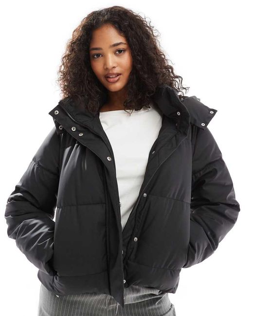 Giacca Imbottita Corta Nera Spalmata di Vero Moda in Black