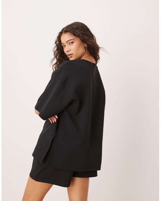 ASOS T-Shirt Met Interlock-Naden En Split Aan De Zijkant in het Black