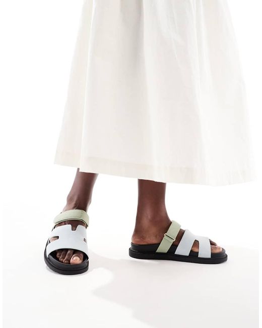 Sandalias Azules Con Tiras Adhesivas Y Aberturas De New Look de color White