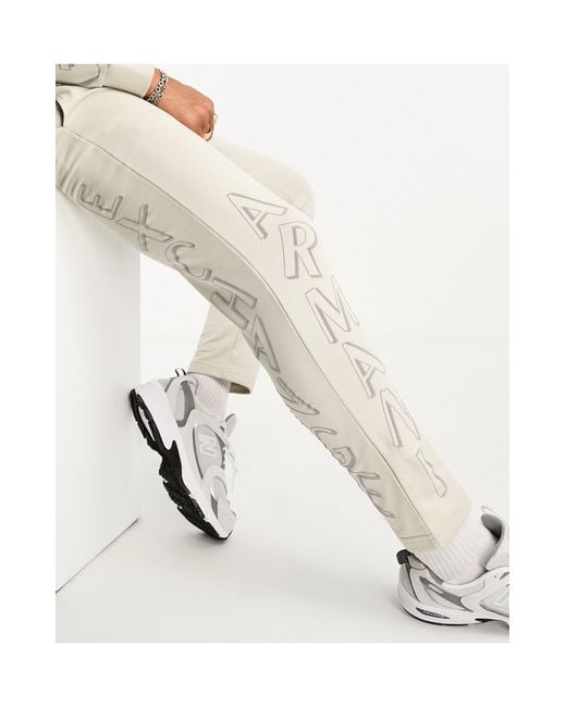Joggers mix and match beige chiaro con logo scomposto di Armani Exchange in White da Uomo