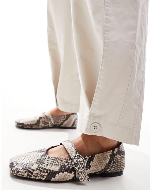 Pantaloni affusolati color pietra con linguette sulla caviglia di ASOS in White