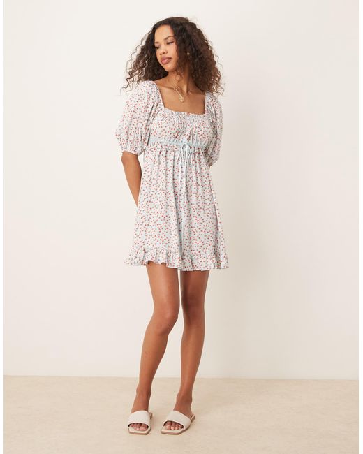 Robe babydoll courte à petites fleurs avec manches bouffantes et encolure carrée - bleu ASOS en coloris White